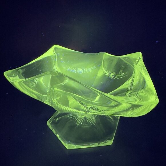 Edwardian Era McKee Glass Fern Garland Daisy Pattern Clear Manganese 365nm Glow - Picture 1 of 15